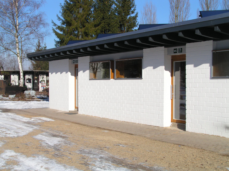 Hauptsanitaergebaeude aussen 01